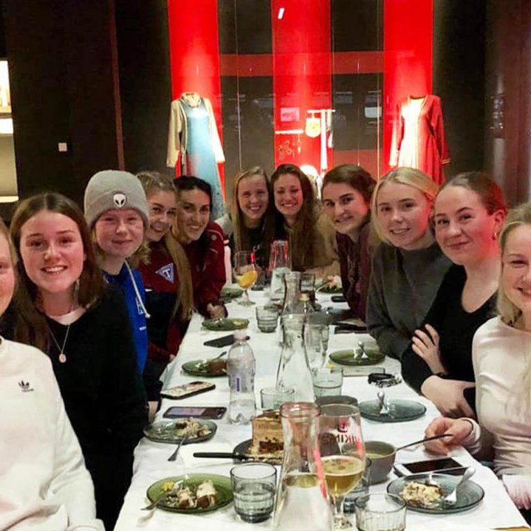 Stólastúlkur hinar ánægðustu. MYND: 1238.IS