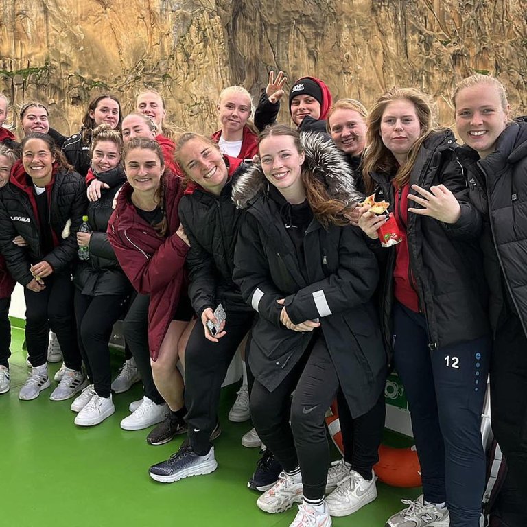 Stólastúlkur glaðbeittar um borð í Herjólfi. Fram kemur í færslu á síðu liðsheildar körfuknattleiksdeildar Tindastóls, þar sem þessi mynd var birt, að Stólastúlkur voru beðnar að skila kærri kveðju til Íslandsmeistara Tindastóls í körfubolta frá fólkinu í Eyjum. MYND AF FACEBOOK