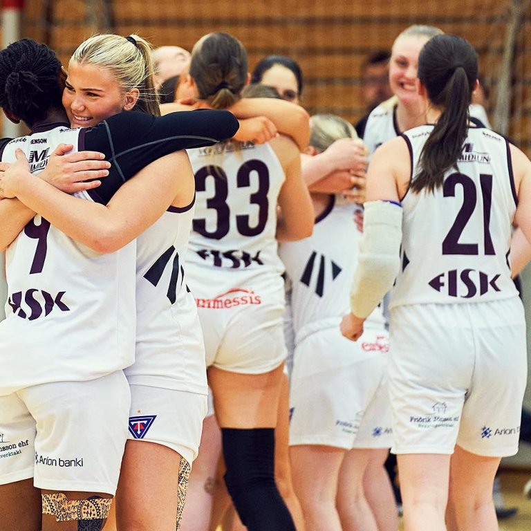 Stólastúlkur hæstánægðar í leikslok. Nú er bara að halda áfram og halda haus. MYND: SIGURÐUR INGI