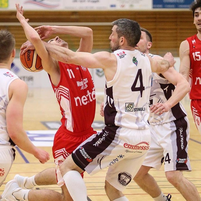 Þórsarar komust hvorki lönd né strönd í kvöld. Hér stöðvar Axel Srdan Stojanovic. MYND: HJALTI ÁRNA