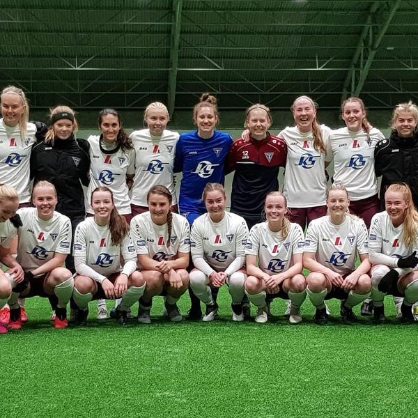 Stólastúlkur að loknum síðasta leik ársins 2020. MYND: GÓGÓ