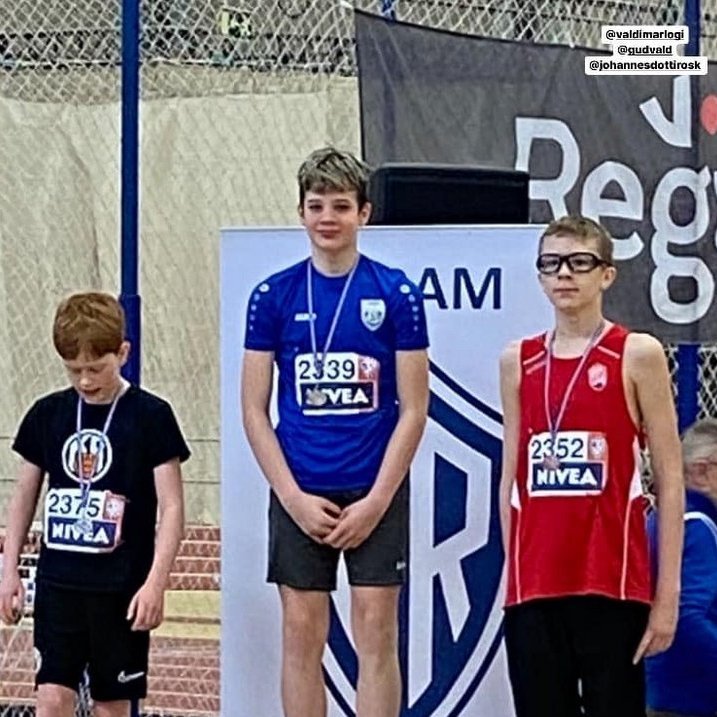 Valdimar Logi Guðmannsson USAH sigurvegari í þrístökki 13 ára pilta en honum á hægri hönd er Freyr Ingvarsson KR sem lenti í þriðja sæti og á vinstri hönd Hafþór Ingi Brynjólfsson UMSS sem landaði bronsinu. Mynd af FB-síðu frjálsíþróttadeildar Hvatar.