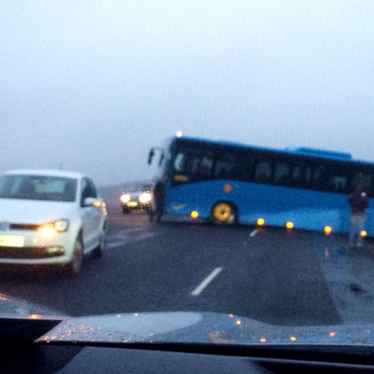 Strætó festist í vegakanti á Þverárfjallsvegi í gærkvöldi. Ljósm./Þuríður Harpa Sigurðardóttir.