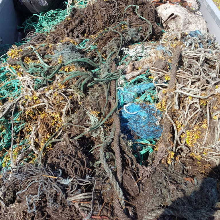 Heill gámur af plasti, fiskineti og ýmsu öðru var fylltur. Mynd: Elsa Rut Róbertsdóttir.