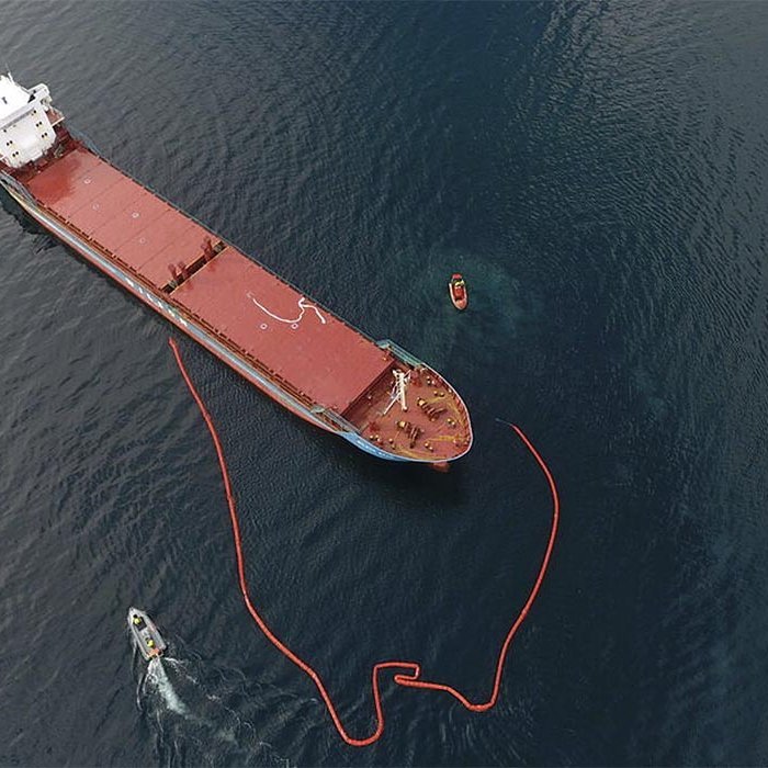 Myndina tók Guðmundur St. Valdimarsson í morgun þegar mengunarvarnargirðiing var dregin út. MYND AF VEF LANDHELGISGÆSLUNNAR