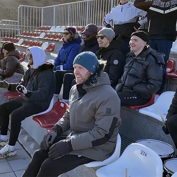 Körfuboltakappar Tindastóls létu kuldabola ekki hindra sig í að styðja við bak félaga sinna í fótboltanum. SKJÁSKOT ÚR FB-MYNDBANDI STEFÁNS VAGNS