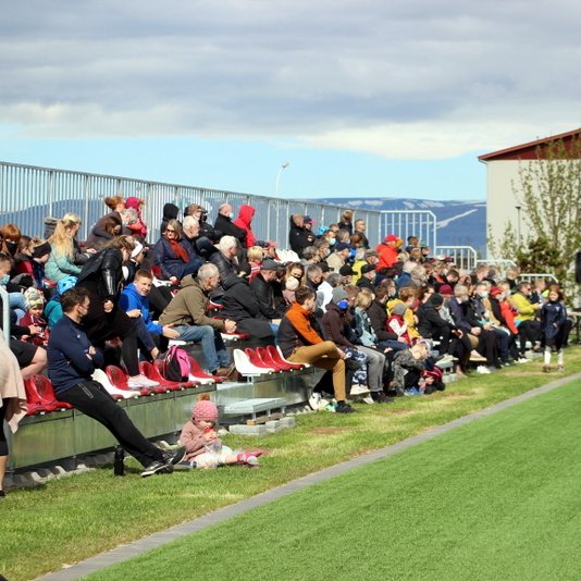 Glæsileg stúka en það var samdóma álit þeirra sem sátu þar að skjólgirðing yrði vel þegin fyrir norðanáttinni. Mynd: PF.