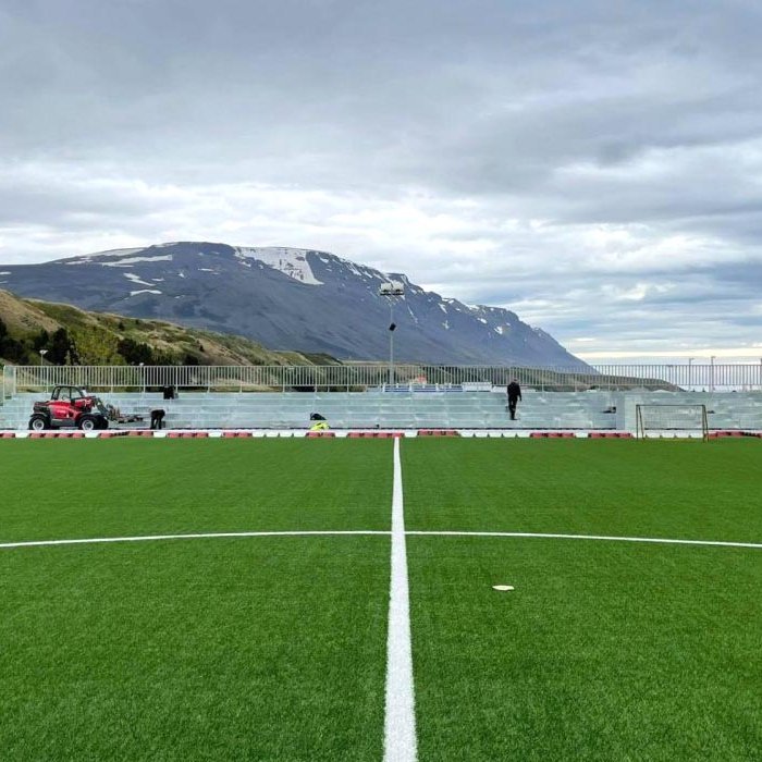 Stúkan hefur sprottið upp síðustu daga og nú er verið að leggja lokahönd á verkið. MYND: SVEITARFÉLAGIÐ SKAGAFJÖRÐUR