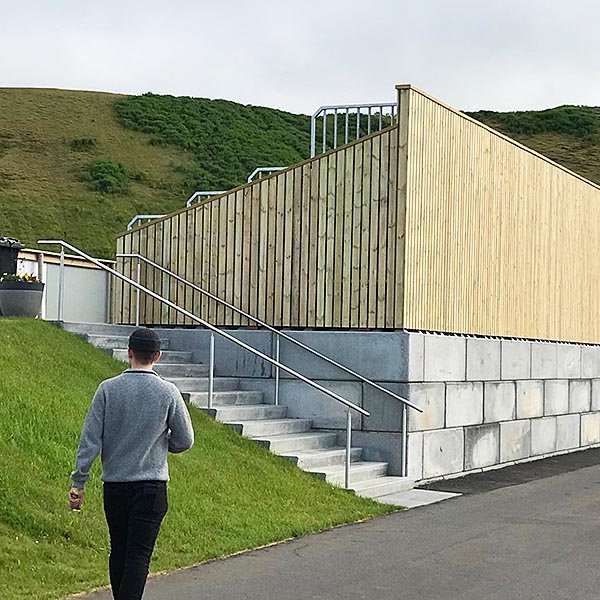 Stúkan lítur vel út. Þarna má líka sjá framkvæmdastjóra knattspyrnudeildar Tindastóls, Sæþór Má Hinriksson, léttan í spori á leið í sæti sitt í stúkunni. MYND: ÓAB