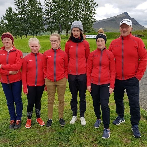 Stúlknasveitin sem skipuð var sameiginlegu liði með Golfklúbbnum Hamri Dalvík, ásamt liðstjóra sínum, Bjarna Jóhanni Valdimarssyni. Aðsendar myndir.