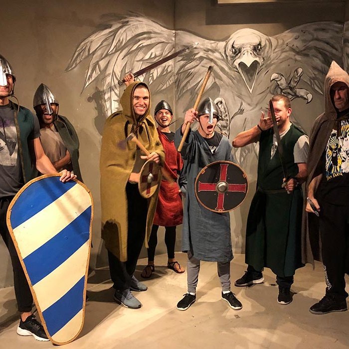 Meðfylgjandi mynd sýnir þjálfara og hluta leikmanna bregða á leik í sýningu 1238 á Sauðárkróki. MYND: 1238