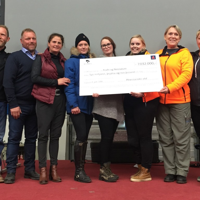 Á myndinni eru frá vinstri, Snorri Kristjánsson og Magnús Benediktsson frá Hrossarækt ehf., þá mæðgurnar Svanhvít Kristjánsdóttir og Dagmar Öder, Sandra Valsdóttir frá Neistanum, Berglind Jónsdóttir og Ragnheiður Davíðsdóttir frá Krafti og Hulda G. Geirsdóttir frá Hrossarækt ehf.