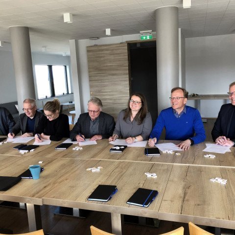 Frá undirritun samninga. Formenn og/eða framkvæmdastjórar landshlutasamtakanna og Aðalsteinn Þorsteinsson forstjóri Byggðastofnunar undirrita samninga um þau verkefni sem hlutu stuðning í hverjum landshluta fyrir sig. Mynd af vef Byggðastofnunar.