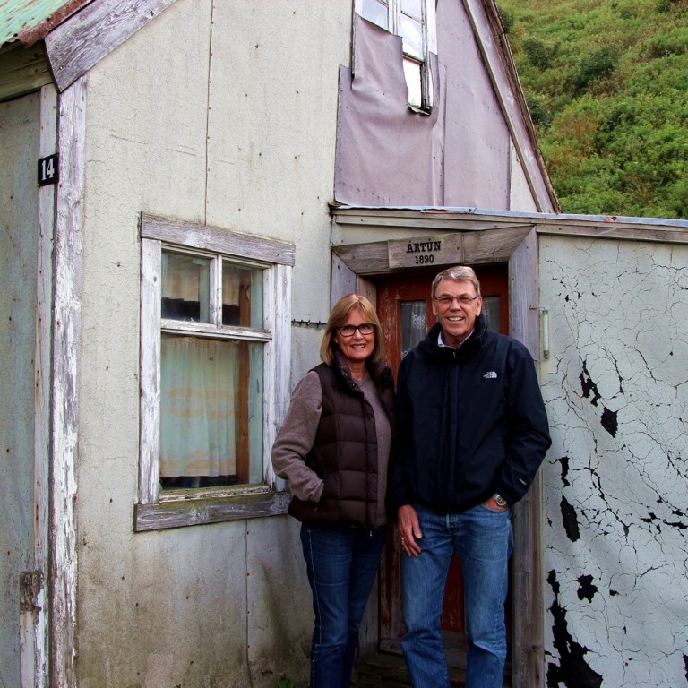 Sigrún Benediktsdóttir og Gísli Einarsson. Gísli segist hafa heimsótt frænda sinn á hverju ári, með smá hléi á meðan þau hjónin bjuggu erlendis. Hann lýsir Birni sem víðlesnum og ákaflega fróðum manni. Þar sem Björn var barnlaus erfði Gísli húsið að Suðurgötu 14. „Nú fyndist okkur mjög gaman, fyrst að ég er hans nánasti ættingi og endaði með að erfa hann, að gera þetta hús þannig að það sé sómi af því hérna í götunni - gamalt fínt hús, fallegt og notalegt er að vera í.“ Ljósm./BÞ