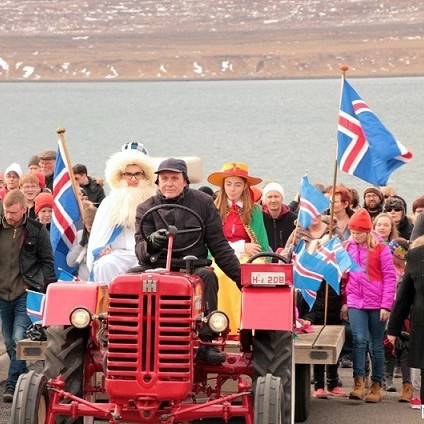 Vetur konungur og Sumardísin ásamt fríðu föruneyti á Hvammstanga. Mynd: Norðanátt.