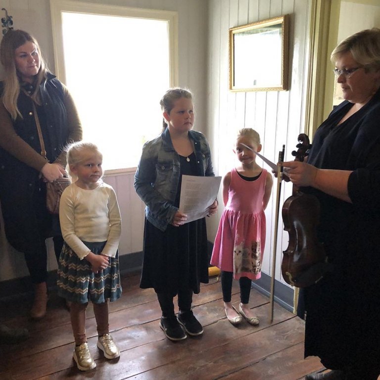 Stúlkur úr stúlknakór Tónadans heilluðu viðstadda, við undirleik Kristínar Höllu Bergsdóttur. MYNDIR FRÁ BYGGÐASAFNINU