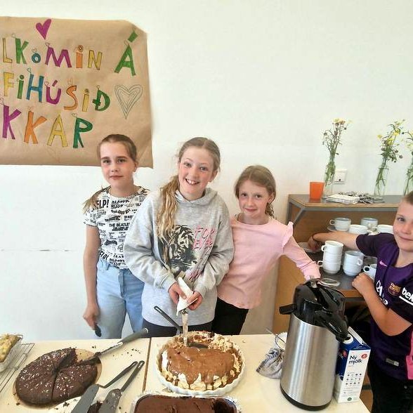 Velkomin á kaffihúsið okkar, sögðu þessir hressu krakkar sem buðu upp á ýmis góðgæti í gær. Myndir: Kristín Ingibjörg Lárusdóttir.