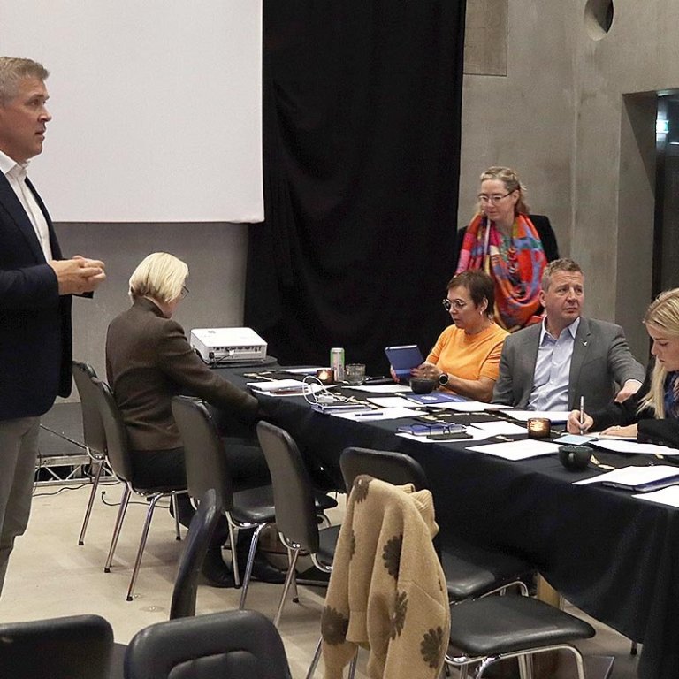 Nokkrir ráðherrar mættir við ríkisstjornarborðið í Háa sal Gránu. MYNDIR: ÓAB