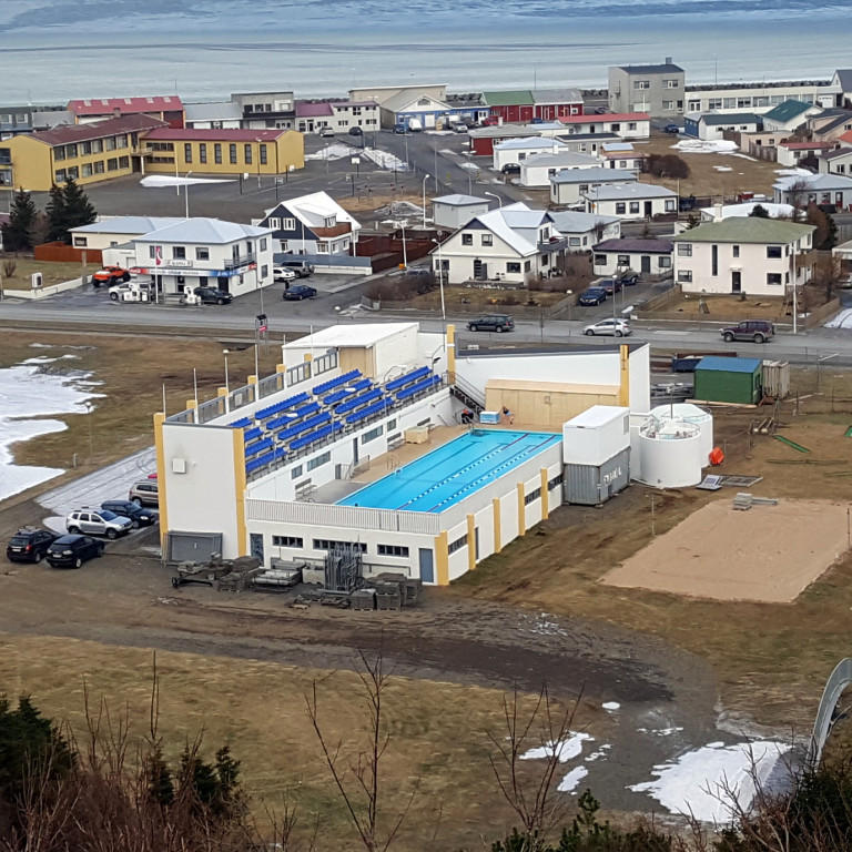 Framkvæmdir standa nú yfir á Sundlaug Sauðárkróks en er opin gestum þrátt fyrir það. Mynd tekin sl. sunnudag. PF.