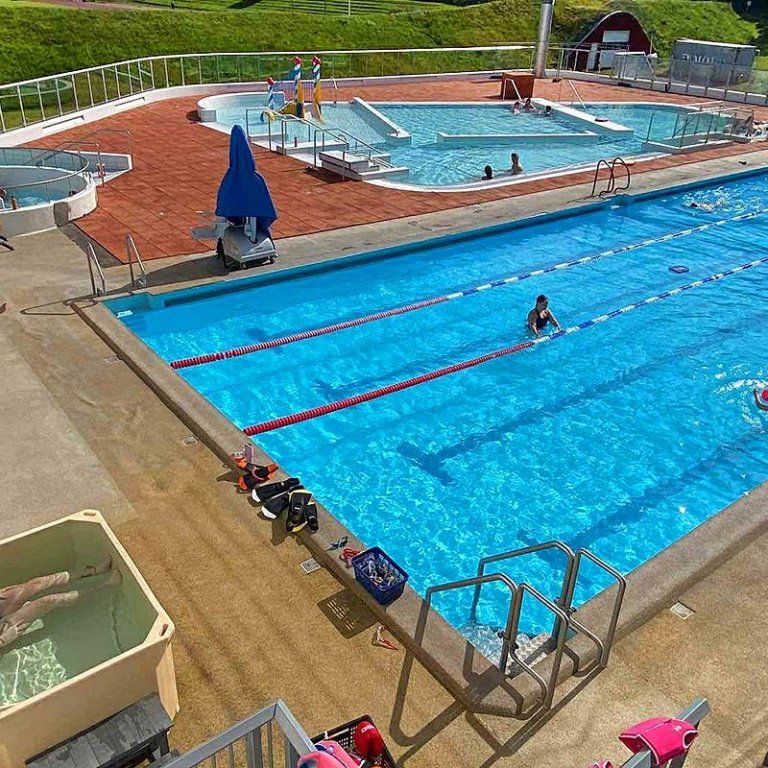 Séð yfir gömlu uppgerð laugina og nýja laugarkarið. MYND: SKAGAFJÖRÐUR.IS