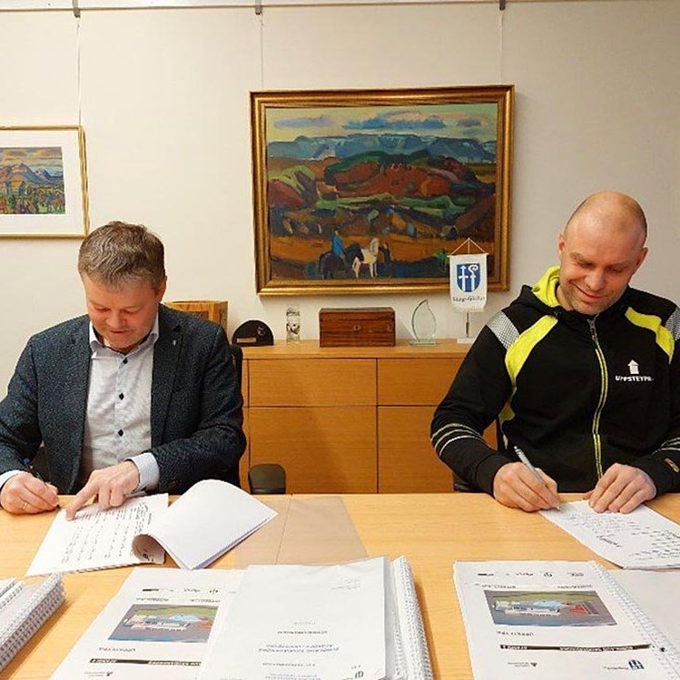 Sigfús Ingi Sigfússon sveitarstjóri og Trausti Valur Traustason hjá Uppsteypu ehf. við undirritun samnings. MYND AF SKAGAFJÖRÐUR.IS