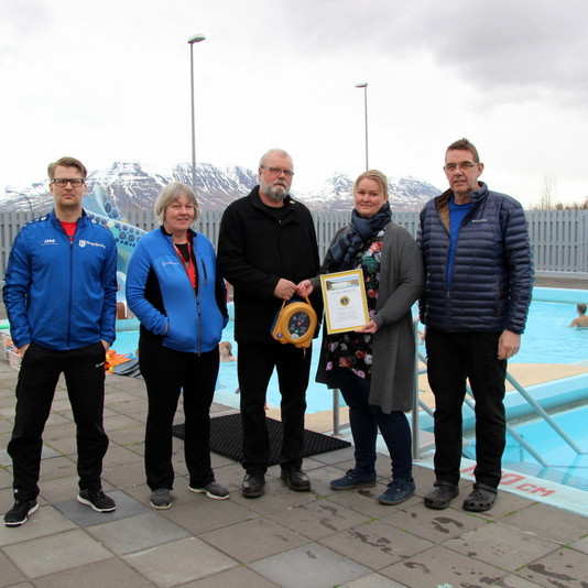 Sigurður Guðjónsson, formaður Lionsklúbbs Skagafjarðar, afhendir Hönnu Dóru Björnsdóttur, skólastjóra Varmahlíðarskóla og yfirmanns íþróttamannvirkja, góða gjöf frá klúbbnum. Sem þakklætisvott afhenti Hanna Dóra Sigurði innrammað þakkarskjal fyrir velvildina. Með á myndinni eru starfsmenn sundlaugarinnar, Friðrik Þór Jónsson, Monika S. Borgarsdóttir og Hafsteinn Harðarson. Mynd: PF.