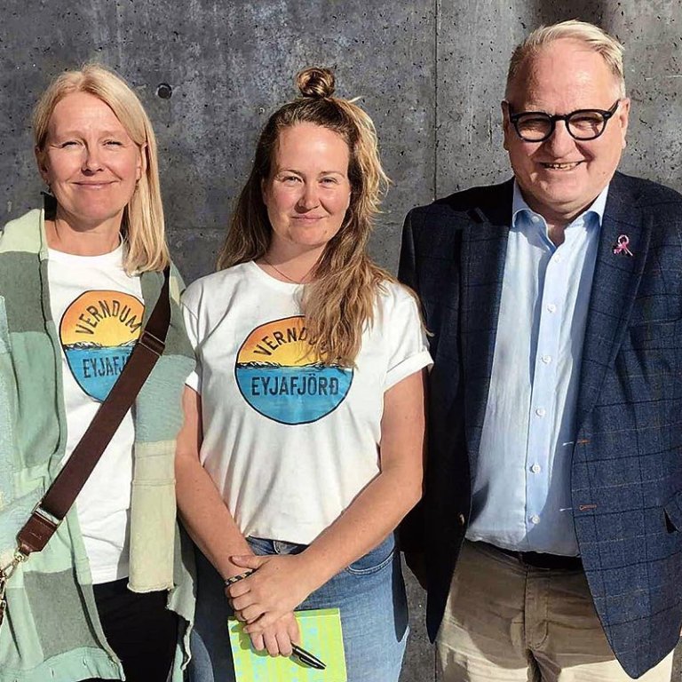 Mynd tekin á Umhverfisþingi 2025 í Hörpu. Harpa Barkardóttir og Rakel Hinriksdóttir fyrir miðju, báðar í stjórn SUNN, ásamt Ingólfi Ásgeiri Jóhannessyni, fyrrverandi formanni SUNN. MYNDIR AÐSENDAR