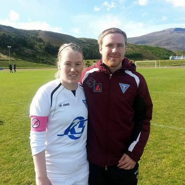 Sunna Björk ásamt Arnari Skúla, litla bróður á Sauðárkróksvelli.