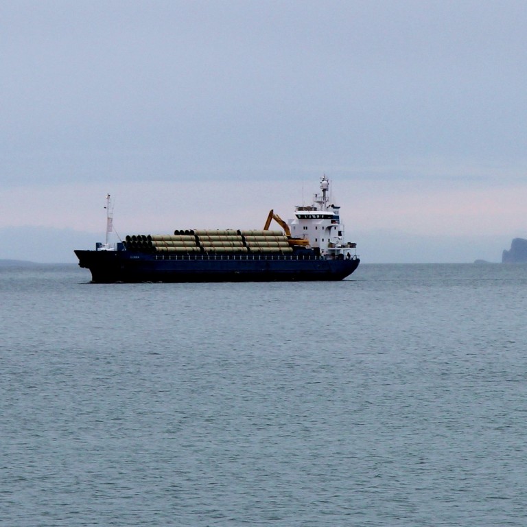 Flutningaskipið Sunna siglir með þrýstipípur fyrir Gönguskarðsárvirkjun þriðjudaginn 22. sept. Ljósm./BÞ