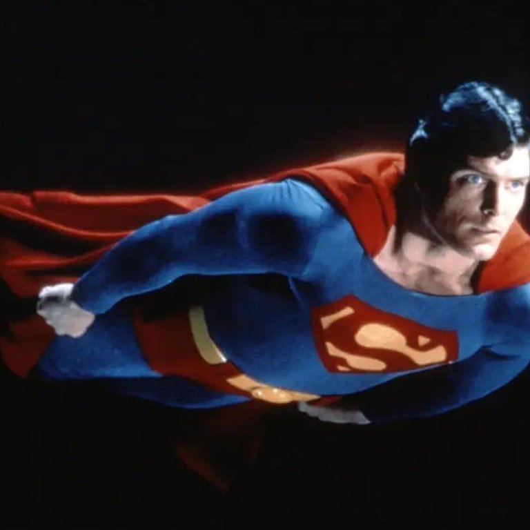 Superman hefur nokkrum sinnum bjargað heiminum í Bifröst. Þar hafa fleiri hetjur látið til sín taka í hátt í heila öld. MYND AF NETINU