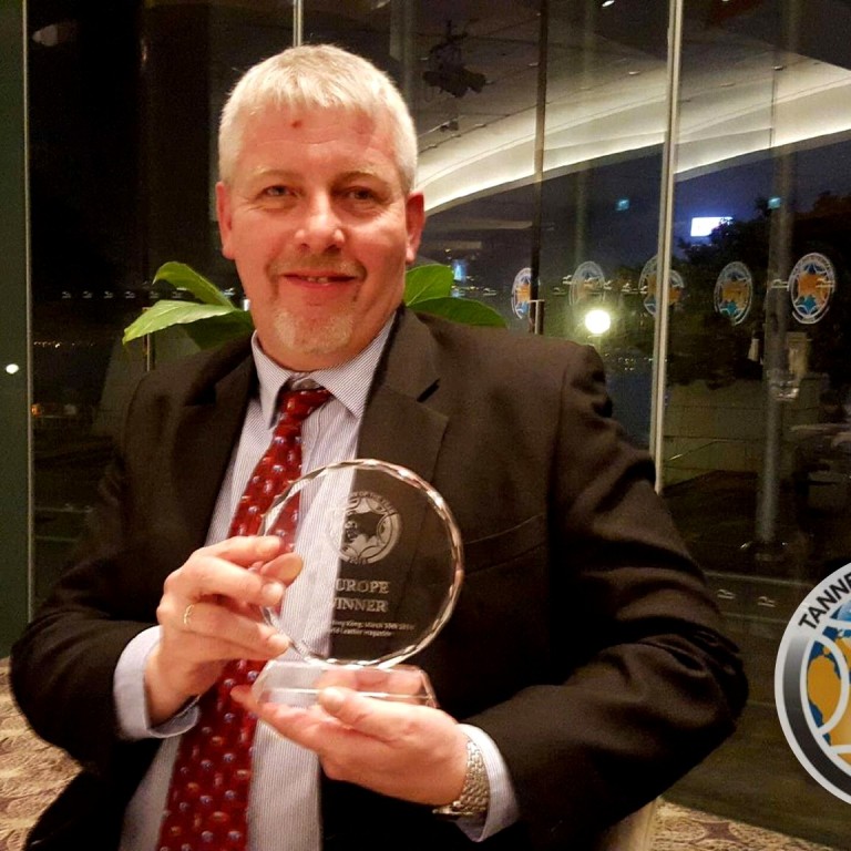 Gunnsteinn Björnsson framkvæmdastjóri Sjávarleðurs með verðlaunagripinn fyrir Sútunarverksmiðju ársins 2016 í Evrópu. Mynd/Atlantic Leather á Facebook.