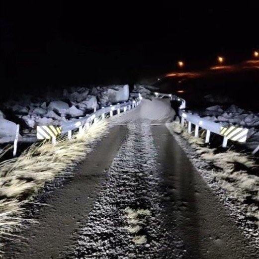 Meðfylgjandi mynd birti Húni.is og sýnir stíflu við brúna yfir í Barkarstaði. Mynd: Jakob Sigurjónsson