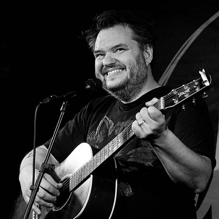 Svavar Knútur syngjandi glaður. AÐSEND MYND