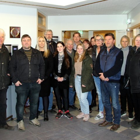 Hluti þeirra er veitti Sveini stuðning með nærveru sinni í Héraðsdómi Norðurlands vestra í morgun. Mynd; PF.