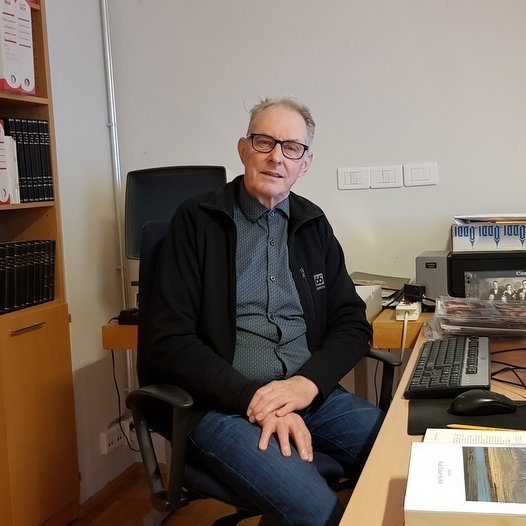 Sveinn Sigfússon við skrifborðið sitt en hann hafði veg og vanda að skrásetningu Feykismyndanna síðustu misseri. Mynd: PF.