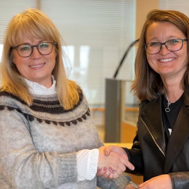 Ragnheiður Jóna afhendir Unni Valbörgu lyklavöldin. MYND: HÚNAÞING.IS