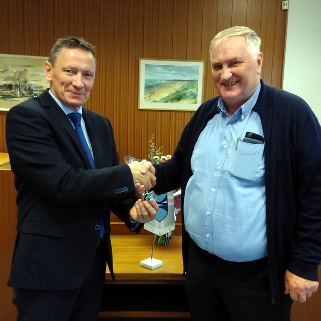 Valdimar O. Hermannsson tekur við lyklavöldum af Valgarði Hilmarssyni. Mynd: Blonduos.is