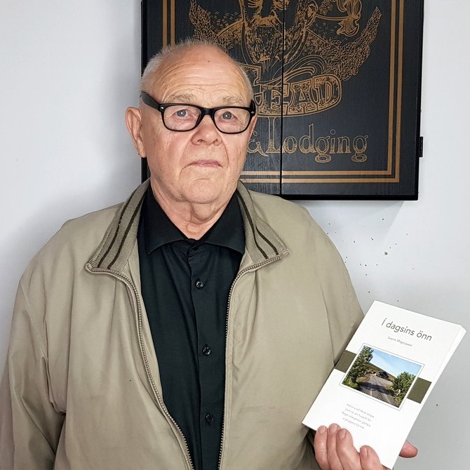 Sverrir Magnússon með nýútkomna bók sína Í dagsins önn. Mynd: PF.