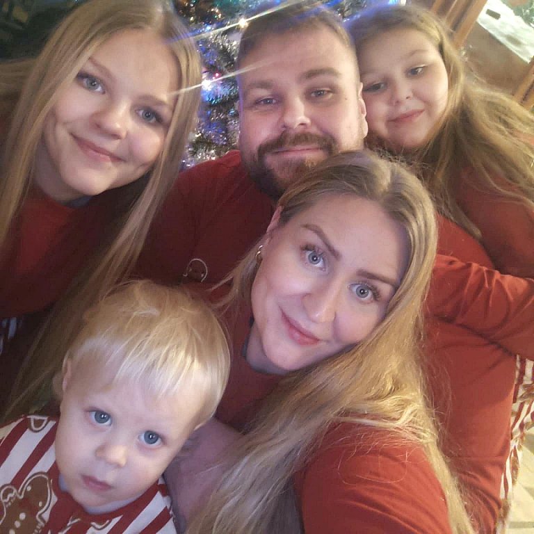 Sverrir og fjölskylda. MYND AÐSEND