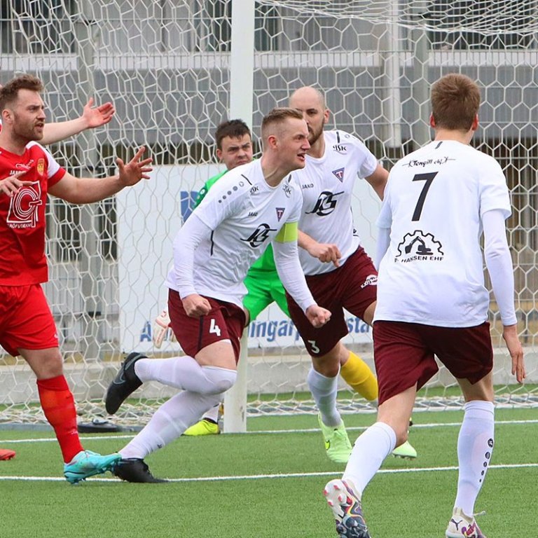 Sverrir fagnar fyrsta marki Stólanna í sumar sem hann gerði sjálfur. MYND: ÓAB