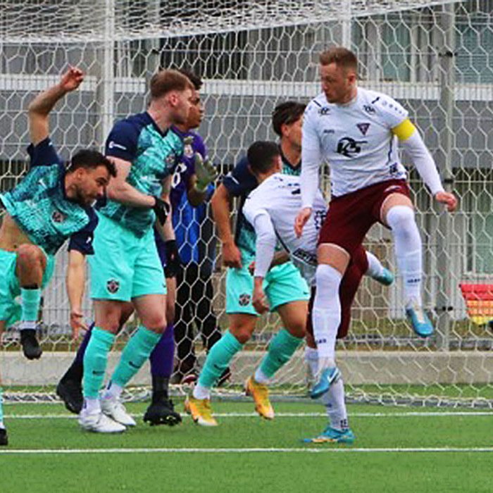 Fyrirliðinn Sverrir Hrafn gerir sig gildandi í teignum í leik í fyrrasumar. MYND: ÓAB