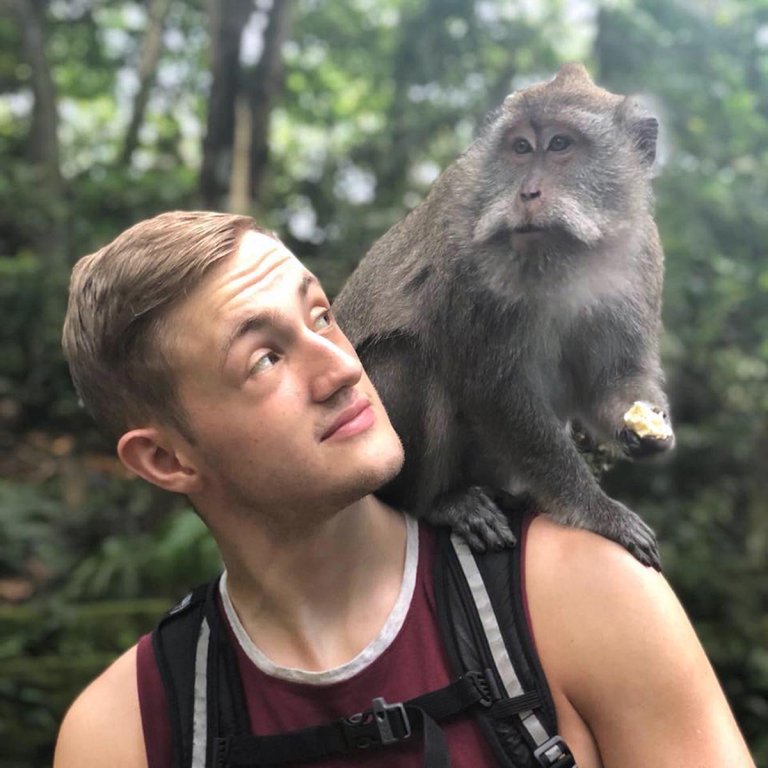 Sverrir Hrafn er vanur því að þurfa að eiga við alls konar andstæðinga... þetta er reyndar prófílmyndin hans á Facebook.