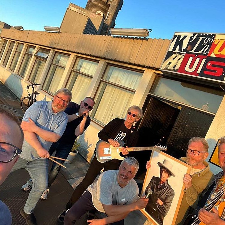 Hljómsveitin Sverrisson Hotel að lokinn æfingu í gærkvöldi. Frá vinstri: Hermann, Einar Sigurmundsson, Ingvar Sverrisson, Ársæll Másson, Frímann Ari Ferdinandsson, Ólafur Haukur Matthíasson og Hrafnkell Proppé. Ólafur Haukur var, að sögn Hemma, gestur á æfingu í gær og í gæðaeftirliti en hann er í forsvari fyrir Dylanmafíuna. „Bjó ungur maður í Flatatungu og hefur sterkar taugar til Skagafjarðar,“ bætir Hemmi við. MYND AÐSEND
