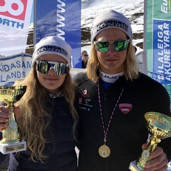 María og Sturla fögnuðu Íslandsmeistaratitlinum í svigi í Böggvisstaðafjalli í gær. Mynd: ski.is.