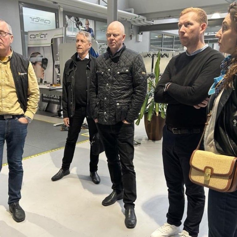 Hluti ferðalanganna við kynningu í Svíþjóð. Einar fyrir miðju, Maggi honum á hægri hönd og Hólmfrríður lengst til hægri. MYND AF SSNV.IS