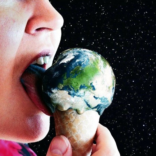 Í vetur bauðst ungu fólki í grunn- og framhaldsskólum að taka þátt í samkeppni á vegum Landverndar um bestu umhverfisfréttirnar en þar þótti þessi mynd Írisar Lilju Jóhannsdóttur bera af öðrum. í umsögn dómnefndar segir: Ein mynd segir oft meira en þúsund orð. Þessi listræna nálgun á hækkandi hitastig jarðar og neysluhyggju okkar grípur strax augað og vekur mann til umhugsunar.