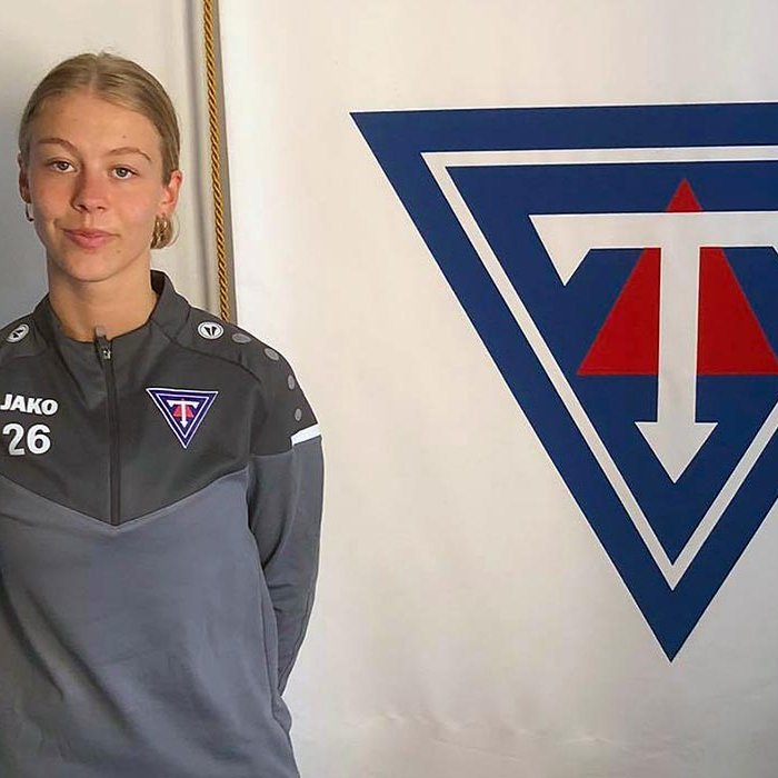Sylvía eftir að hafa skrifað undir lánssamning við knattspyrnudeild Tindastóls. MYND: TINDASTÓLL