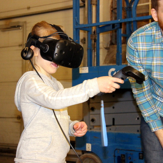 Gestir fengu að kynnast sýndarveruleiukanum í húsakynnum á Aðalgötu 21 þar sem Örlygsstaðabardagi verður færður til nútímans síðar á árinu. Mynd: PF