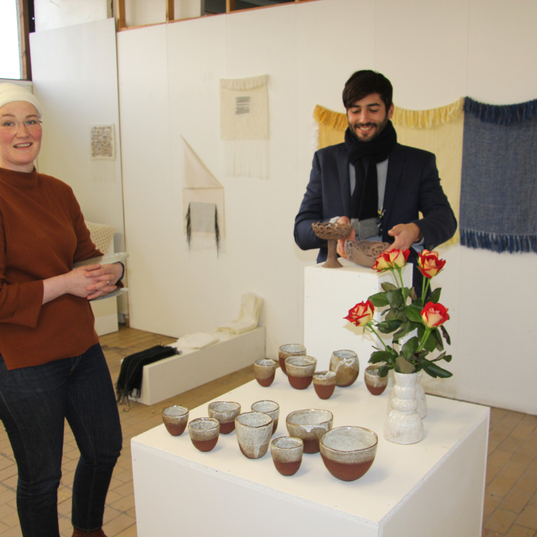 Guðný Ragnarsdóttir, ásamt frönskum listamanni, við uppsetningu á sýningu í bílskúrsgallerý á Blönduósi í október sl. Mynd: KSE