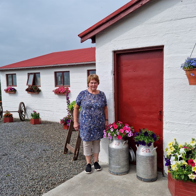 Sigrún Hrönn við fjósið sem hefur vakið athygli. Mynd: Aðsend.